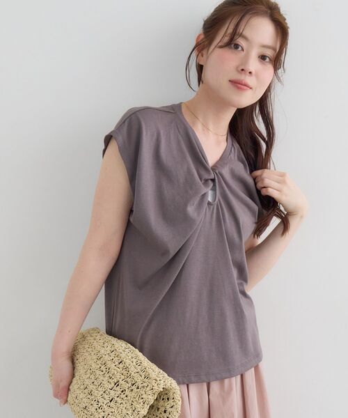 le.coeur blanc(ルクールブラン)の「《WEB限定》フロントツイストTシャツ(Tシャツ/カットソー・レディース・カーキオリーブ/オリーブ/アイボリー/チャコールグレー・38)」の6枚目の写真