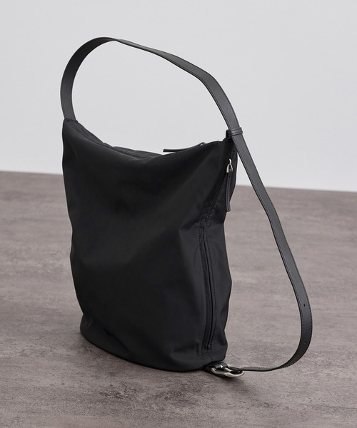 SALON adam et rope'（サロン アダム エ ロペ）の「【WEB限定】マルチWAY撥水ボンサック（ショルダーバッグ・レディース・ブラック・FREE）」の2枚目の写真