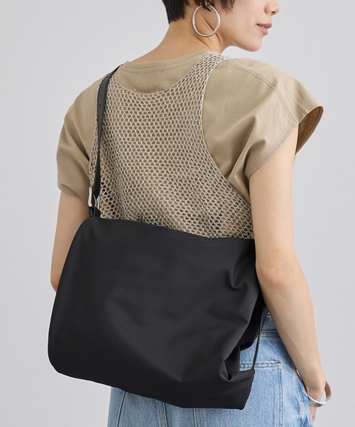 SALON adam et rope'（サロン アダム エ ロペ）の「【WEB限定】マルチWAY撥水ボンサック（ショルダーバッグ・レディース・ブラック・FREE）」の4枚目の写真