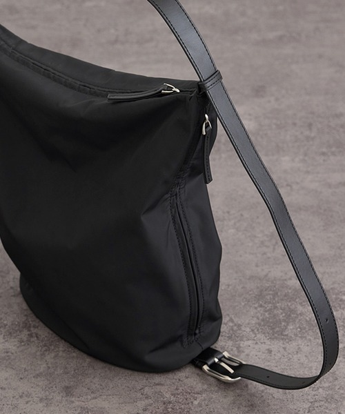 SALON adam et rope'（サロン アダム エ ロペ）の「【WEB限定】マルチWAY撥水ボンサック（ショルダーバッグ・レディース・ブラック・FREE）」の10枚目の写真