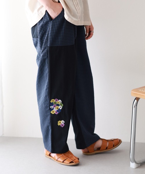 Emago(イマゴ)の「EMAGO かくかく花刺繍パンツ(その他パンツ・レディース・ブラック/アイボリー・FREE)」の1枚目の写真