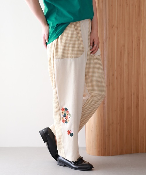 Emago(イマゴ)の「EMAGO かくかく花刺繍パンツ(その他パンツ・レディース・ブラック/アイボリー・FREE)」の4枚目の写真