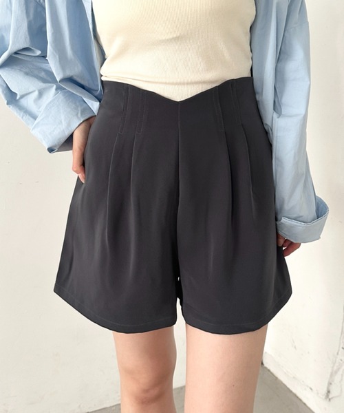 CLEA（クレア）の「シンプルハイウエスト無地ショートパンツ（その他パンツ・レディース・ベージュ/グレー/ブラック/オフホワイト・M/L）」の3枚目の写真