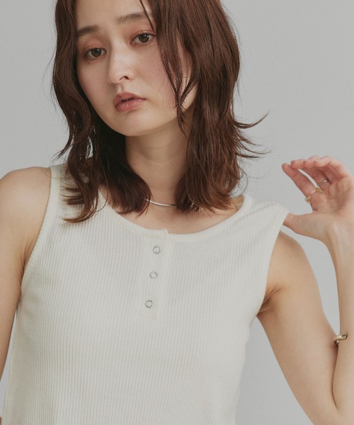 ad thie（アドティエ）の「アソート ヘンリーネック リブ タンクトップ（タンクトップ・レディース・オートミール/ブラック系2/ブラック系1/チャコール/オフホワイト/ブラウン/アイボリー系2/アイボリー系1・MEDIUM/LARGE）」の7枚目の写真