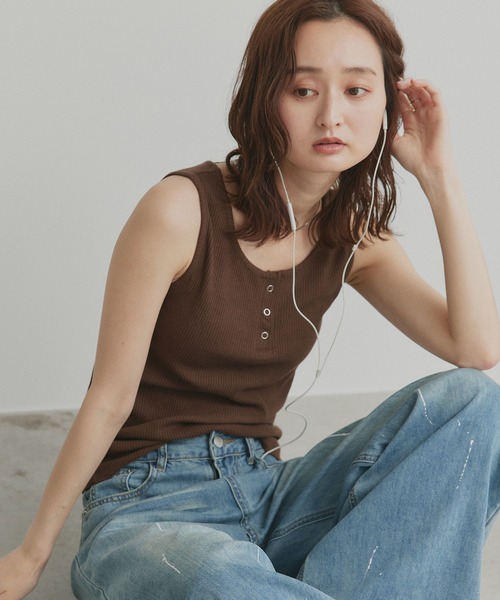 ad thie（アドティエ）の「アソート ヘンリーネック リブ タンクトップ（タンクトップ・レディース・オートミール/ブラック系2/ブラック系1/チャコール/オフホワイト/ブラウン/アイボリー系2/アイボリー系1・MEDIUM/LARGE）」の6枚目の写真
