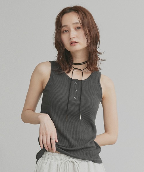 ad thie（アドティエ）の「アソート ヘンリーネック リブ タンクトップ（タンクトップ・レディース・オートミール/ブラック系2/ブラック系1/チャコール/オフホワイト/ブラウン/アイボリー系2/アイボリー系1・MEDIUM/LARGE）」の5枚目の写真
