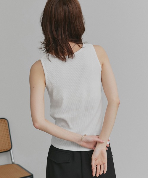 ad thie（アドティエ）の「アソート ヘンリーネック リブ タンクトップ（タンクトップ・レディース・オートミール/ブラック系2/ブラック系1/チャコール/オフホワイト/ブラウン/アイボリー系2/アイボリー系1・MEDIUM/LARGE）」の18枚目の写真