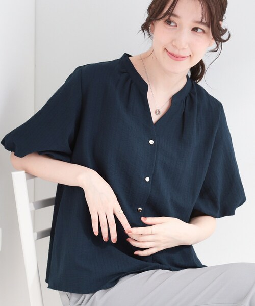 SHOO・LA・RUE（シューラルー）の「【S-LL/洗濯機可】バルーンスリーブ　キーネックブラウス（シャツ/ブラウス・レディース・ホワイト/サックスブルー/ネイビー/ライトイエロー系・01/02/03/04）」の3枚目の写真