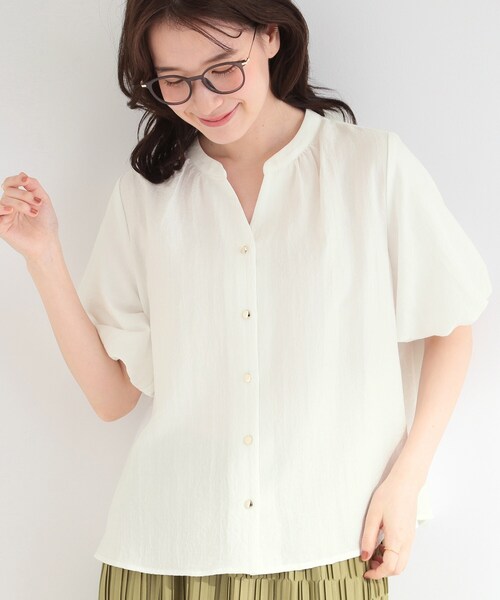 SHOO・LA・RUE（シューラルー）の「【S-LL/洗濯機可】バルーンスリーブ　キーネックブラウス（シャツ/ブラウス・レディース・ホワイト/サックスブルー/ネイビー/ライトイエロー系・01/02/03/04）」の2枚目の写真