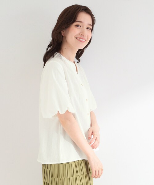 SHOO・LA・RUE（シューラルー）の「【S-LL/洗濯機可】バルーンスリーブ　キーネックブラウス（シャツ/ブラウス・レディース・ホワイト/サックスブルー/ネイビー/ライトイエロー系・01/02/03/04）」の6枚目の写真