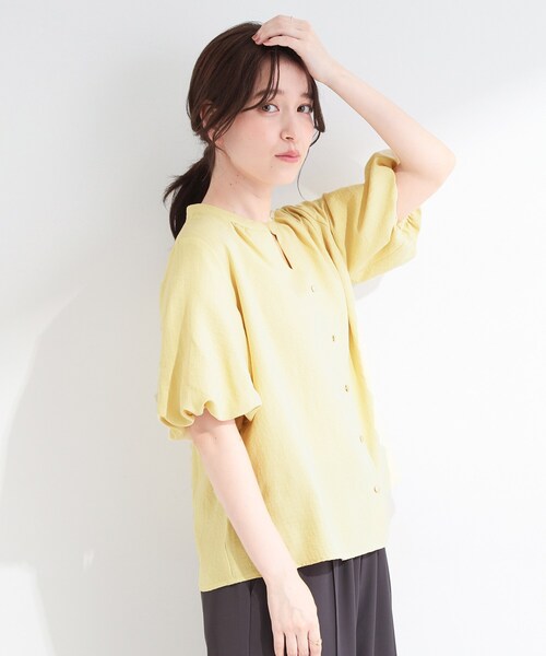 SHOO・LA・RUE（シューラルー）の「【S-LL/洗濯機可】バルーンスリーブ　キーネックブラウス（シャツ/ブラウス・レディース・ホワイト/サックスブルー/ネイビー/ライトイエロー系・01/02/03/04）」の10枚目の写真