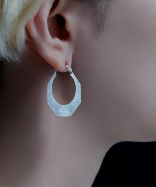 YArKA（ヤーカ）の「【YArKA/ヤーカ】twin dancing loops earring(pierce) [ftdtf16] / 表面加工ピアス（ピアス（両耳用）・レディース・ゴールド/シルバー・FREE）」の2枚目の写真
