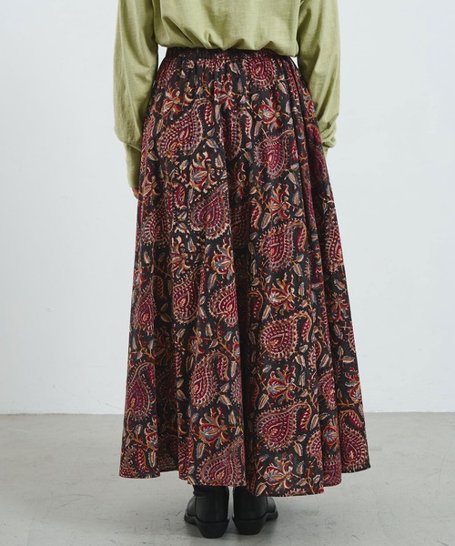 ROSE BUD(ローズバッド)の「mag.by c/ETHNIC PRINT LONG SKIRT(スカート・レディース・ブラック/バーガンディー・ONE SIZE)」の4枚目の写真