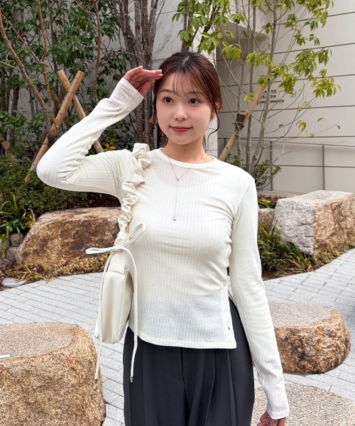 Nulli(ヌリ)の「サイドボタンカットソー(Tシャツ/カットソー・レディース・ダークグレー/アイボリー/ブラック・FREE)」の5枚目の写真