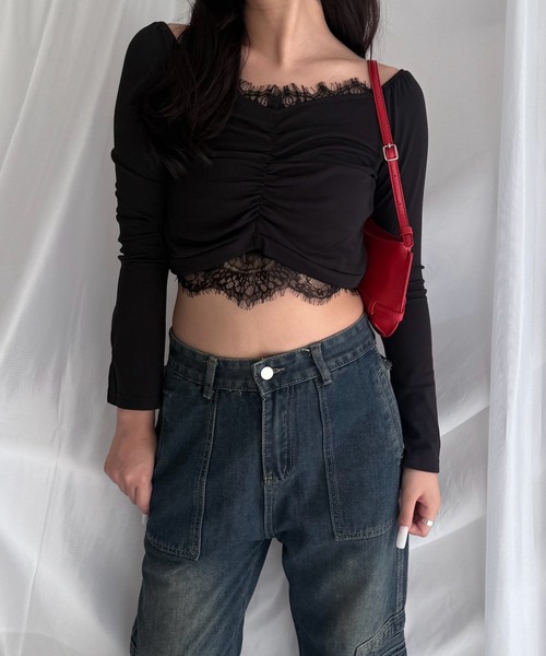 merrylatte(メリーラテ)の「レース Vネック クロップドトップス 長袖 ギャザー ショート丈(Tシャツ/カットソー・レディース・ブラック/ホワイト・FREE)」の1枚目の写真