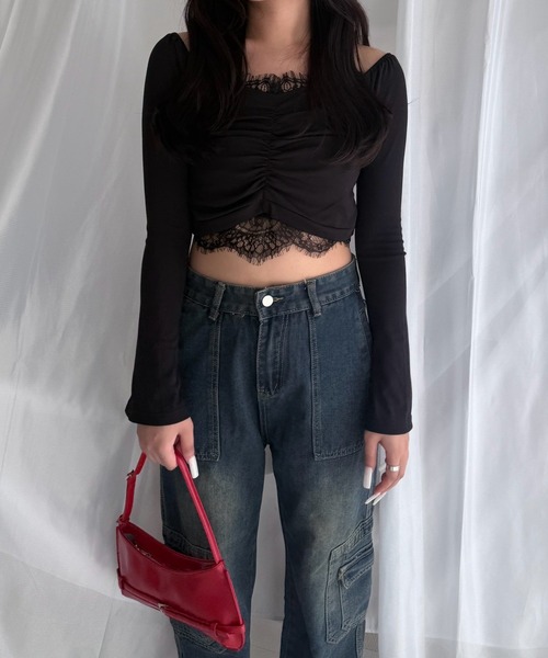 merrylatte(メリーラテ)の「レース Vネック クロップドトップス 長袖 ギャザー ショート丈(Tシャツ/カットソー・レディース・ブラック/ホワイト・FREE)」の5枚目の写真
