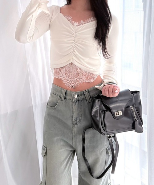 merrylatte(メリーラテ)の「レース Vネック クロップドトップス 長袖 ギャザー ショート丈(Tシャツ/カットソー・レディース・ブラック/ホワイト・FREE)」の6枚目の写真