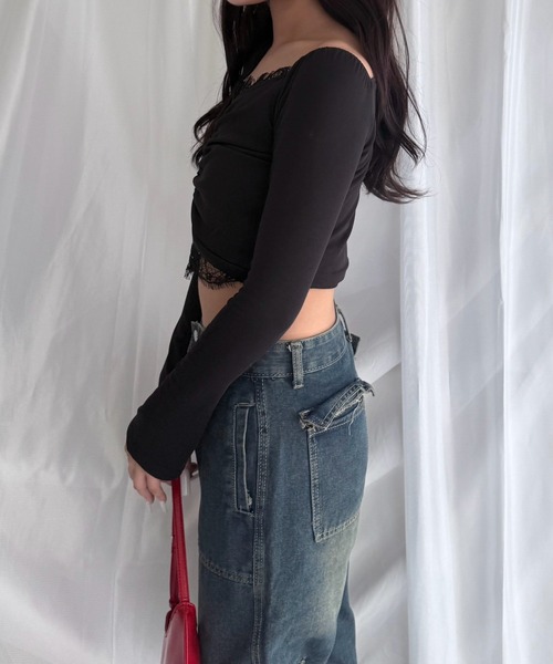 merrylatte(メリーラテ)の「レース Vネック クロップドトップス 長袖 ギャザー ショート丈(Tシャツ/カットソー・レディース・ブラック/ホワイト・FREE)」の12枚目の写真