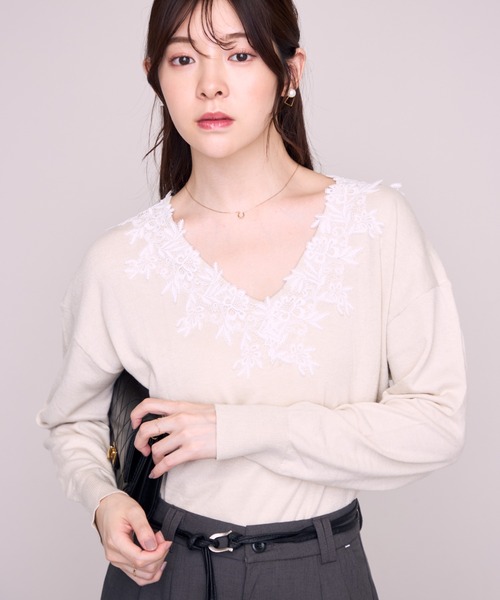 MISCH MASCH(ミッシュマッシュ)の「2026秋冬新作 フラワーレースネックニット(ニット/セーター・レディース・ベージュ/ピンク/ブラック・フリ-)」の1枚目の写真