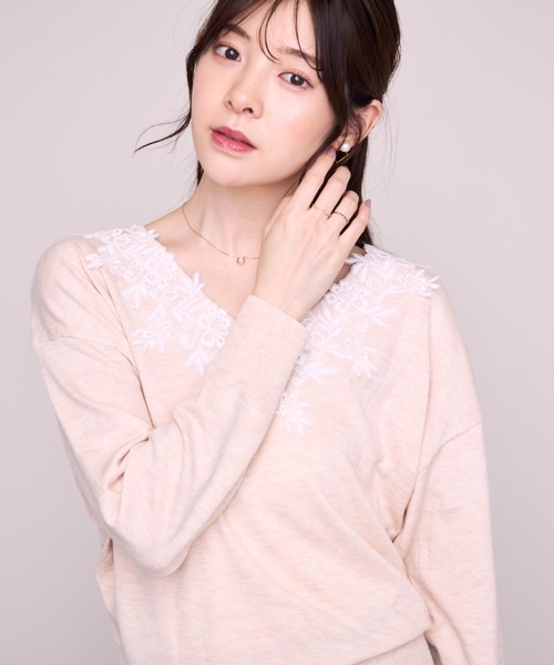 MISCH MASCH(ミッシュマッシュ)の「2026秋冬新作 フラワーレースネックニット(ニット/セーター・レディース・ベージュ/ピンク/ブラック・フリ-)」の3枚目の写真