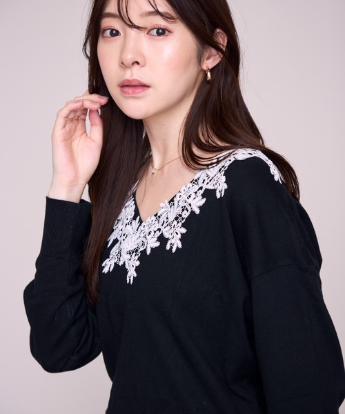 MISCH MASCH(ミッシュマッシュ)の「2026秋冬新作 フラワーレースネックニット(ニット/セーター・レディース・ベージュ/ピンク/ブラック・フリ-)」の2枚目の写真