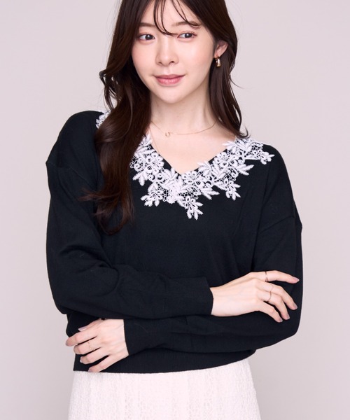 MISCH MASCH(ミッシュマッシュ)の「2026秋冬新作 フラワーレースネックニット(ニット/セーター・レディース・ベージュ/ピンク/ブラック・フリ-)」の6枚目の写真
