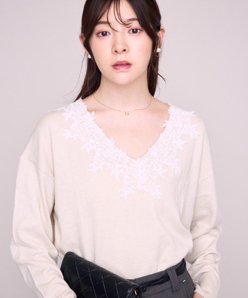 MISCH MASCH(ミッシュマッシュ)の「2026秋冬新作 フラワーレースネックニット(ニット/セーター・レディース・ベージュ/ピンク/ブラック・フリ-)」の21枚目の写真