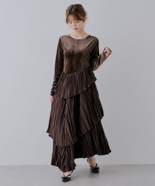 Chico（チコ）の「【SALON by Chico】ベロアドッキングラッフルアシメプリーツワンピース（ワンピース・レディース・ベージュ/ブラック/ブラウン系その他・FREE）」の2枚目の写真