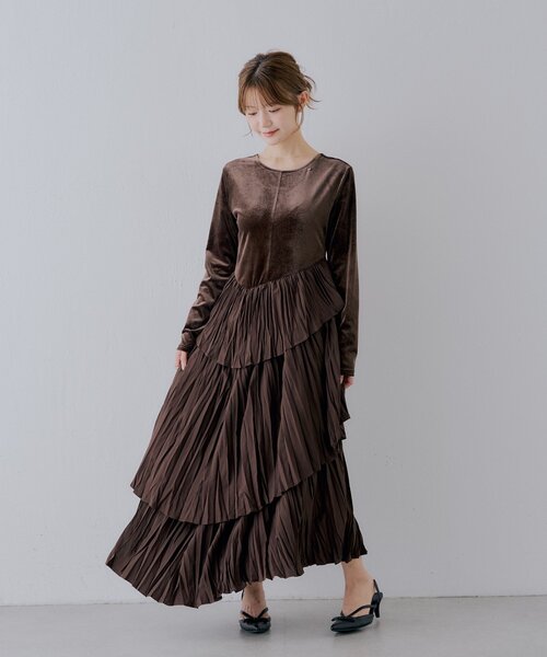 Chico（チコ）の「【SALON by Chico】ベロアドッキングラッフルアシメプリーツワンピース（ワンピース・レディース・ベージュ/ブラック/ブラウン系その他・FREE）」の19枚目の写真