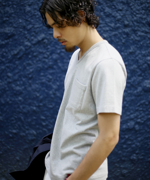 Denime(ドゥニーム)の「【MadeInJapan】BASIC CUTSEW/ベーシックカットソーVネックポケT(Tシャツ/カットソー・メンズ・ホワイト/ネイビー/杢グレー/ブラック/ライトブラウン・LARGE/SMALL/MEDIUM/X-SMALL/X-LARGE)」の4枚目の写真