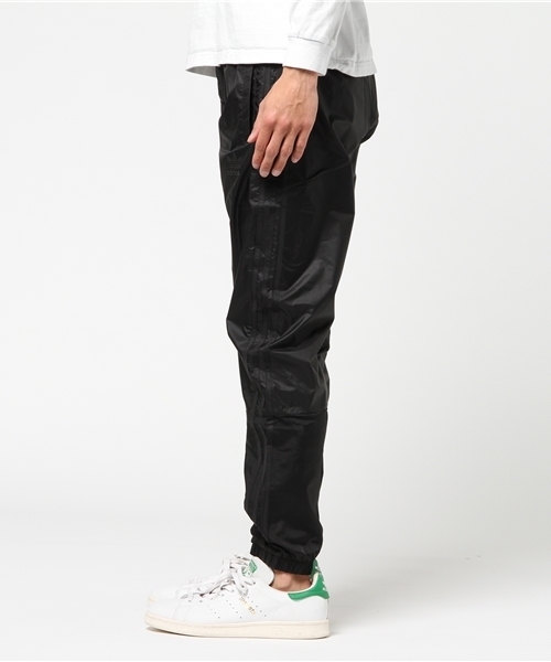adidas（アディダス）の「オリジナルス トラックトップ パンツ ［BERLIN OPEN HEM TRACK PANTS］（その他パンツ・メンズ・ブラック・XX-LARGE/X-LARGE/SMALL/X-SMALL/XXX-LARGE/LARGE/MEDIUM）」の2枚目の写真