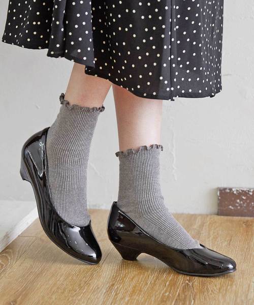 ALETTA（アレッタ）の「ALETTA-ｱﾚｯﾀ- 究極のプレーンパンプス -ローヒール-（パンプス・レディース・ブラック/ブラック系その他/ライトグレー/アッシュグレー/ベージュ/ベージュ系その他/ネイビー/ダークブラック/グレイッシュベージュ/ブルー系その他/ピンクベージュ/ライトピンク/マスタード/レッド/カーキ/アイボリー/グレー系その他/杢グレー/サーモンピンク/ライトベージュ/シルバー/ローズ/モカ/グレー/インディゴブルー/バーガンディー/ダークグリーン/ブラウン/ミックスグレー/ダークネイビー/ライトブラウン/シルバー系その他/その他/エメラルド/スモークピンク/ダークブラウン/ブラウン系その他/グレー系その他2/ブラック系/ナチュラル/トップグレー・21.5cm/22.0cm/22.5cm/23.0cm/23.5cm/24.0cm/24.5cm/25.0cm/25.5cm/26.0cm）」の4枚目の写真