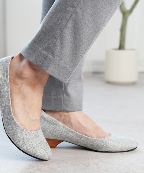 ALETTA(アレッタ)の「ALETTA-アレッタ- 究極のプレーンパンプス -ローヒール-(パンプス・レディース・ブラック/ブラック系その他/ライトグレー/アッシュグレー/ベージュ/ベージュ系その他/ネイビー/ダークブラック/グレイッシュベージュ/ブルー系その他/ピンクベージュ/ライトピンク/マスタード/レッド/カーキ/アイボリー/グレー系その他/杢グレー/サーモンピンク/ライトベージュ/シルバー/ローズ/モカ/グレー/インディゴブルー/バーガンディー/ダークグリーン/ブラウン/ミックスグレー/ダークネイビー/ライトブラウン/シルバー系その他/その他/エメラルド/スモークピンク/ダークブラウン/ブラウン系その他/グレー系その他2/ブラック系/ナチュラル/トップグレー・21.5cm/22.0cm/22.5cm/23.0cm/23.5cm/24.0cm/24.5cm/25.0cm/25.5cm/26.0cm)」の11枚目の写真