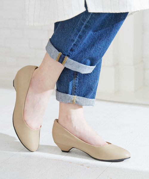 ALETTA（アレッタ）の「ALETTA-ｱﾚｯﾀ- 究極のプレーンパンプス -ローヒール-（パンプス・レディース・ブラック/ブラック系その他/ライトグレー/アッシュグレー/ベージュ/ベージュ系その他/ネイビー/ダークブラック/グレイッシュベージュ/ブルー系その他/ピンクベージュ/ライトピンク/マスタード/レッド/カーキ/アイボリー/グレー系その他/杢グレー/サーモンピンク/ライトベージュ/シルバー/ローズ/モカ/グレー/インディゴブルー/バーガンディー/ダークグリーン/ブラウン/ミックスグレー/ダークネイビー/ライトブラウン/シルバー系その他/その他/エメラルド/スモークピンク/ダークブラウン/ブラウン系その他/グレー系その他2/ブラック系/ナチュラル/トップグレー・21.5cm/22.0cm/22.5cm/23.0cm/23.5cm/24.0cm/24.5cm/25.0cm/25.5cm/26.0cm）」の2枚目の写真