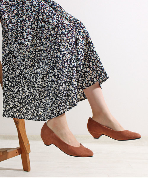 ALETTA（アレッタ）の「ALETTA-ｱﾚｯﾀ- 究極のプレーンパンプス -ローヒール-（パンプス・レディース・ブラック/ブラック系その他/ライトグレー/アッシュグレー/ベージュ/ベージュ系その他/ネイビー/ダークブラック/グレイッシュベージュ/ブルー系その他/ピンクベージュ/ライトピンク/マスタード/レッド/カーキ/アイボリー/グレー系その他/杢グレー/サーモンピンク/ライトベージュ/シルバー/ローズ/モカ/グレー/インディゴブルー/バーガンディー/ダークグリーン/ブラウン/ミックスグレー/ダークネイビー/ライトブラウン/シルバー系その他/その他/エメラルド/スモークピンク/ダークブラウン/ブラウン系その他/グレー系その他2/ブラック系/ナチュラル/トップグレー・21.5cm/22.0cm/22.5cm/23.0cm/23.5cm/24.0cm/24.5cm/25.0cm/25.5cm/26.0cm）」の16枚目の写真