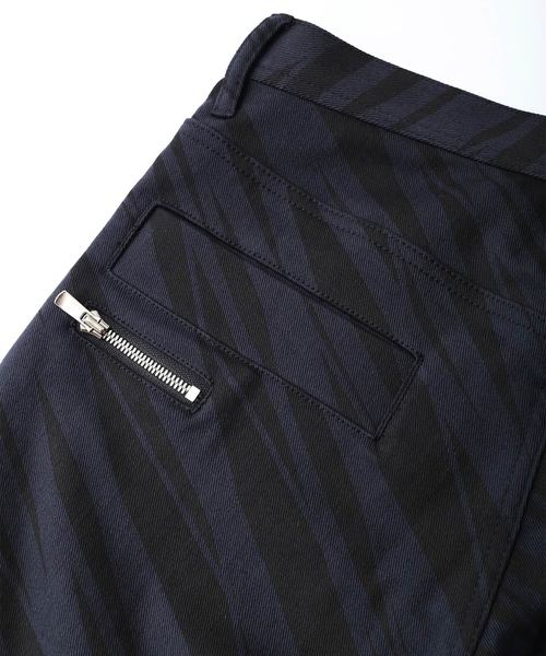 SHAREEF(シャリーフ)の「LINE PATTERN ZIP-SLIT SKINNY(その他パンツ・メンズ・ブラック/ネイビー・2/3/1)」の6枚目の写真