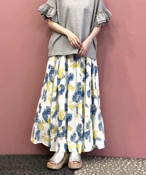 PICCIN（ピッチン）の「リゾートフラワーロングフレアスカート（スカート・レディース・ブラック/オフホワイト・MEDIUM/LARGE）」の2枚目の写真