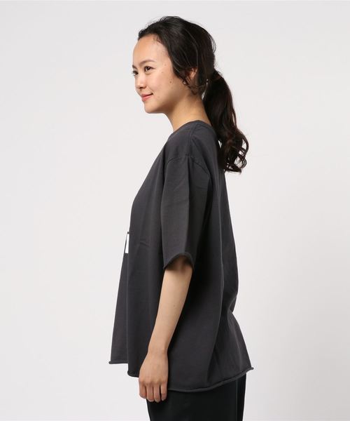 LOWRYS FARM(ローリーズファーム)の「CITYロゴTEE 839983(Tシャツ/カットソー・レディース・ホワイト系その他/ホワイト系その他2/チャコールグレー・FREE)」の4枚目の写真