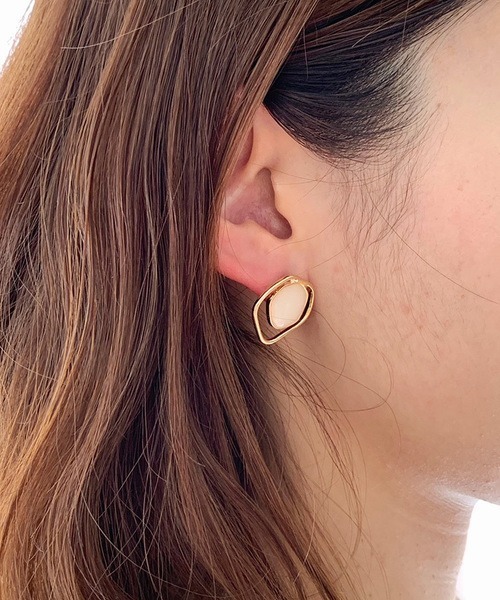 dictionary（ディクショナリー）の「【dictionary / ディクショナリー】 デザイン アンティーク ピアス（ピアス（両耳用）・レディース・ブラック/ライトホワイト/ベージュ/ネイビー/ブラウン/イエロー/オレンジ/グリーン/ライトグリーン/ライトブラウン/クリアブラック/クリアブルー/ワインレッド/クリアイエロー/ブラック系その他/ライトピンク/ダークネイビー・FREE）」の2枚目の写真