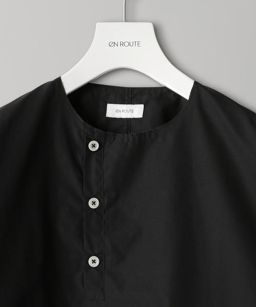 EN ROUTE（アンルート）の「＜EN ROUTE（アンルート）＞コットンエステル タイプライター ノーカラー プルオーバー（シャツ/ブラウス・メンズ・ホワイト/ブラック・3/1/2）」の4枚目の写真