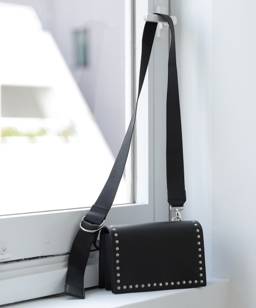PAGEBOY（ページボーイ）の「スタッズスクエアショルダー（ショルダーバッグ・レディース・ブラック/パープル/オフホワイト・FREE）」の2枚目の写真