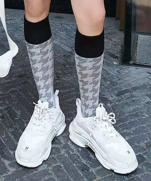 Fun & Daily（ファンアンドデイリー）の「F&D : ラインニーソックス（ソックス/靴下・レディース・ホワイト/ブラック/チャコールグレー/マスタード/グリーン/レッド系その他/グレー系その他/ブラック系その他2/ホワイト系その他2/ホワイト系その他/ブラック系その他・FREE）」の2枚目の写真