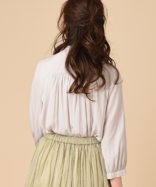 INTERPLANET（インタープラネット）の「パウダーサテン７分袖ギャザーブラウス（シャツ/ブラウス・レディース・モカ/ブラック/グリーン/グレイッシュベージュ・FREE）」の8枚目の写真