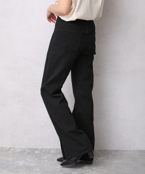 ap retro（アプレトロ）の「【apretro】スリットデニムパンツ〈セミフレア/ベルボトム〉（デニムパンツ・レディース・ブルー/サックスブルー/アイボリー/ブラック/インディゴブルー・MEDIUM/LARGE/SMALL）」の7枚目の写真