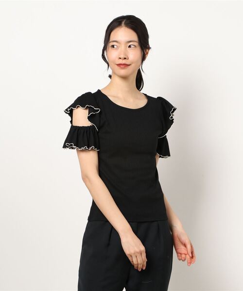 Allamanda（アラマンダ）の「肩開きフリルリブ／トップス（T