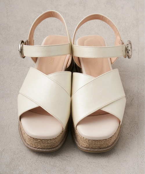 OLIVE des OLIVE（オリーブデオリーブ）の「クロスベルトサンダル（サンダル・レディース・オフホワイト/ピンク/ダークベージュ・SMALL/MEDIUM/LARGE）」の2枚目の写真