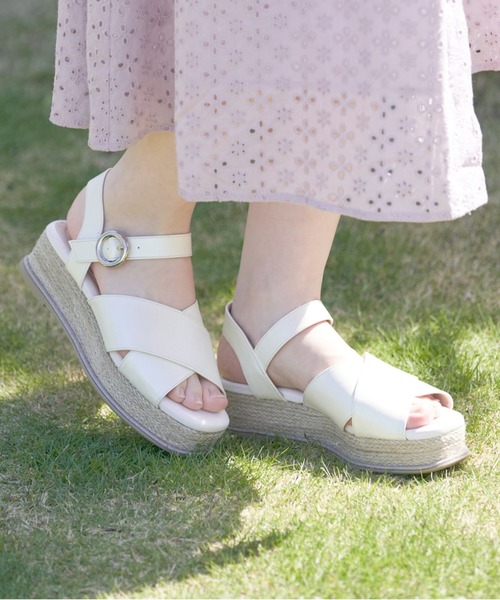 OLIVE des OLIVE（オリーブデオリーブ）の「クロスベルトサンダル（サンダル・レディース・オフホワイト/ピンク/ダークベージュ・SMALL/MEDIUM/LARGE）」の11枚目の写真