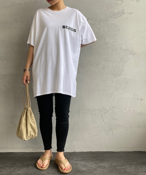bend(s)（ベンズ）の「[BENDS×JEANS FACTORY/ベンズ×ジーンズファクトリー] 別注 グラフィックバックプリントTシャツ KC（Tシャツ/カットソー・レディース・ホワイト/オリーブ・M/L）」の3枚目の写真