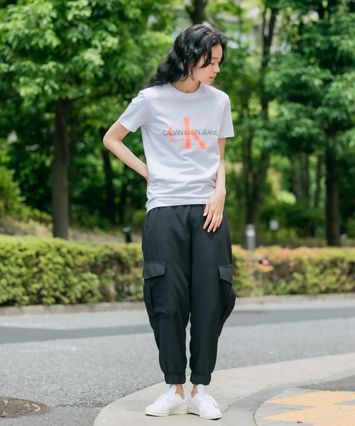Calvin Klein Jeans(カルヴァンクラインジーンズ)の「Calvin Klein Jeans/カルバンクラインジーンズ ネオンカラービックロゴTシャツ(Tシャツ/カットソー・メンズ・ホワイト/ブラック・S/M/L)」の16枚目の写真