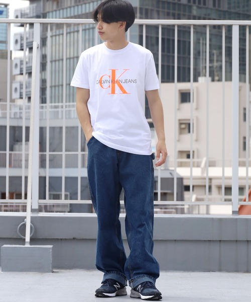 Calvin Klein Jeans(カルヴァンクラインジーンズ)の「Calvin Klein Jeans/カルバンクラインジーンズ ネオンカラービックロゴTシャツ(Tシャツ/カットソー・メンズ・ホワイト/ブラック・S/M/L)」の13枚目の写真